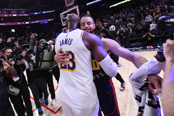 杭州配资公司一览表 记者谈勇士未来：追字母 追小卡等易受伤球星 追詹姆斯 交易库里